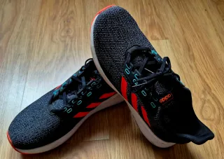 Zapatillas Adidas Negras y Rojas.