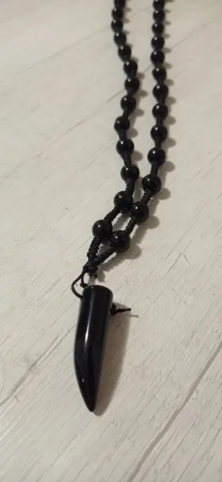 Collana tribale con dente nero