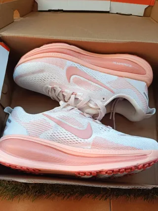 Nike Vomero 18 Rosa y Blanco