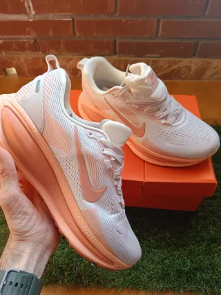 Nike Vomero 18 Rosa y Blanco