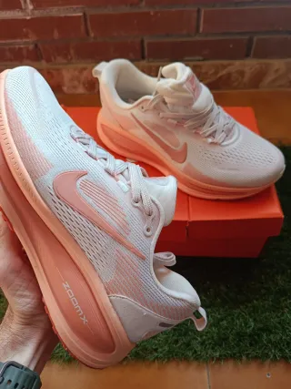 Nike Vomero 18 Rosa y Blanco