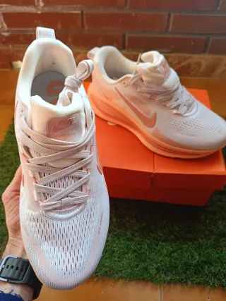 Nike Vomero 18 Rosa y Blanco