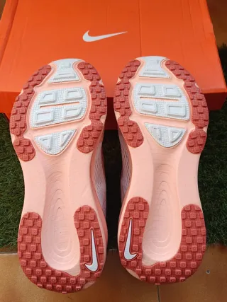 Nike Vomero 18 Rosa y Blanco