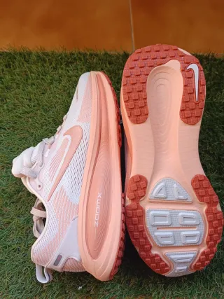 Nike Vomero 18 Rosa y Blanco
