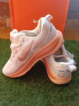 Nike Vomero 18 Rosa y Blanco