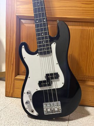 Bajo eléctrico negro y amplificador