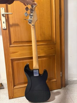 Bajo eléctrico negro y amplificador