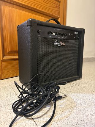 Bajo eléctrico negro y amplificador