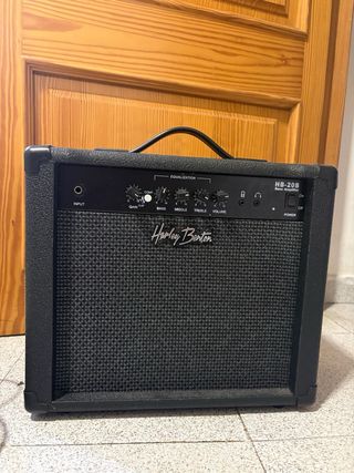 Bajo eléctrico negro y amplificador