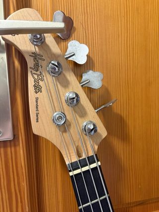 Bajo eléctrico negro y amplificador