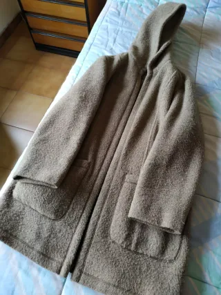 Abrigo verde oliva con capucha