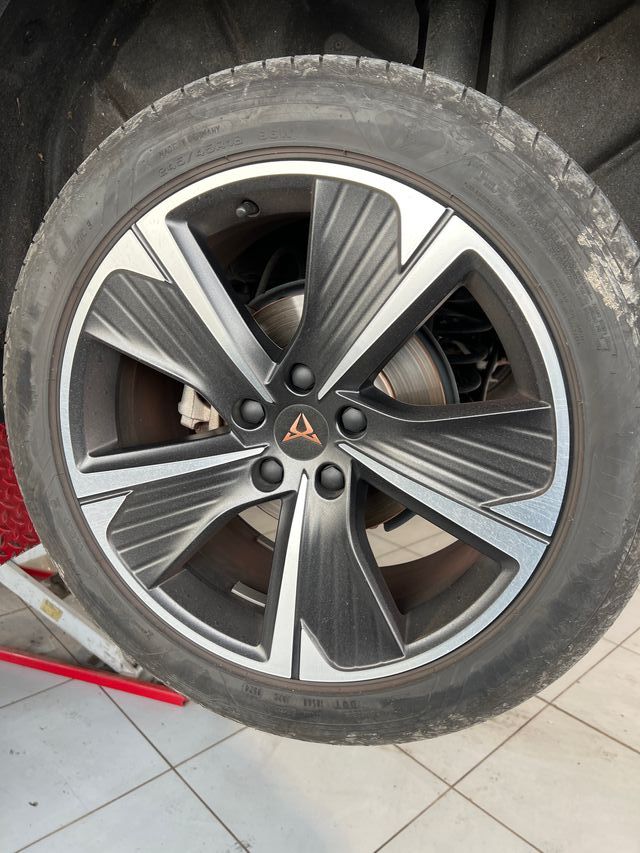 Neumaticos 245/45R18 93W