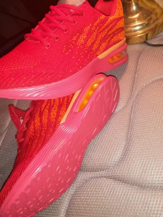 Zapatillas deportivas rojas y naranjas