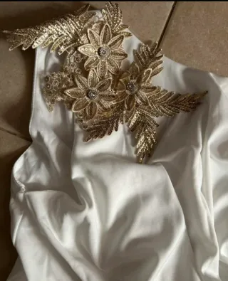 Vestido de Novia Blanco con Detalles Dorados