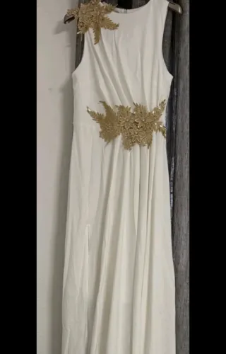 Vestido de Novia Blanco con Detalles Dorados