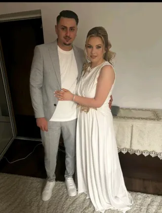 Vestido de Novia Blanco con Detalles Dorados