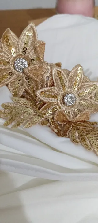 Vestido de Novia Blanco con Detalles Dorados