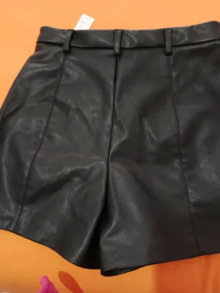 Pantalones cortos efecto piel negros