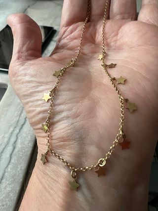 Gargantilla dorada con estrellas