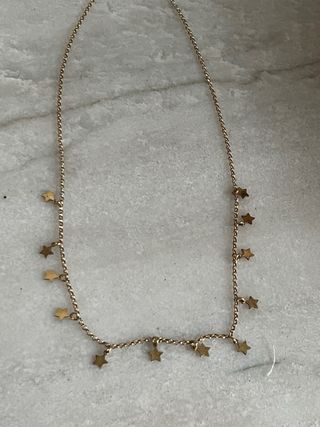 Gargantilla dorada con estrellas