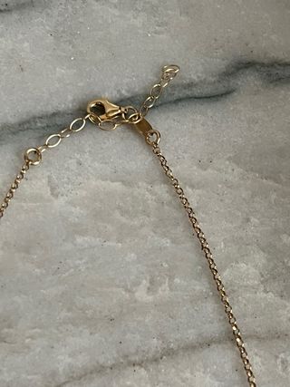 Gargantilla dorada con estrellas