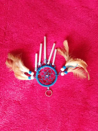 Atrapasueños azul con plumas