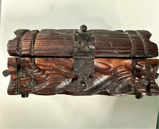 Cofre de madera antiguo tallado