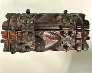 Cofre de madera antiguo tallado