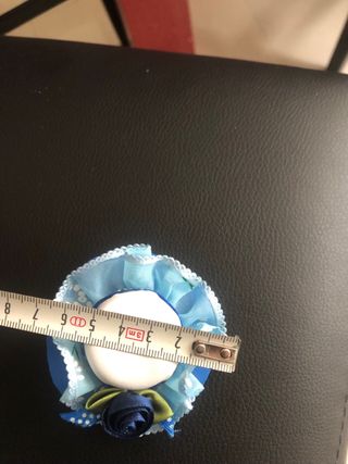 Pinza pelo niña gorro azul hecha a mano