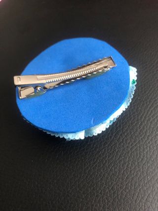 Pinza pelo niña gorro azul hecha a mano