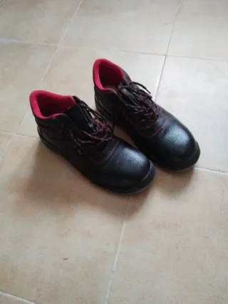 Botas de trabajo negras y rojas