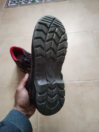 Botas de trabajo negras y rojas