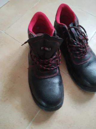 Botas de trabajo negras y rojas