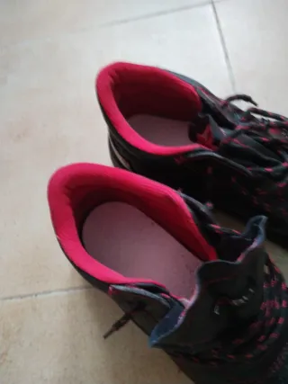 Botas de trabajo negras y rojas