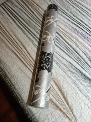 Papel pintado plateado con diseño floral