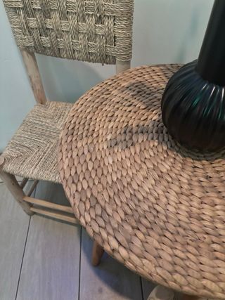 Conjunto mesa redonda y 3 sillas de mimbre