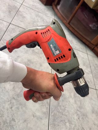 Taladro Eléctrico Rojo y Gris