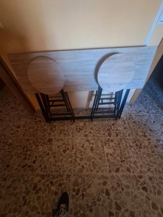 Mesa y 4 taburetes y 4 cojines pegable