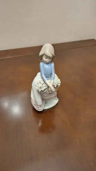 Figura Lladro Niña con Cesta Flores