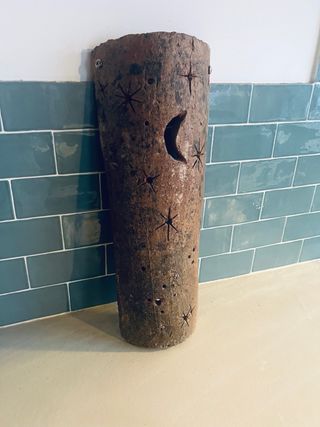 Lámparas hechas con tejas de piedra antiguas