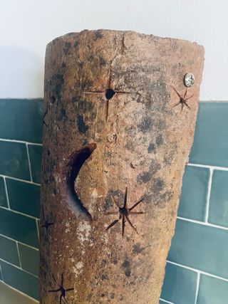 Lámparas hechas con tejas de piedra antiguas