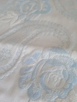 Copriletto bianco e blu con motivo floreale