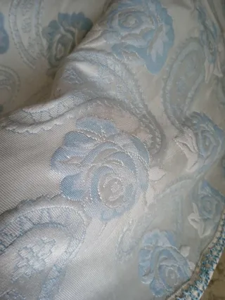 Copriletto bianco e blu con motivo floreale