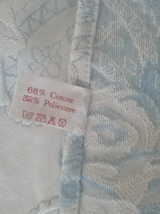 Copriletto bianco e blu con motivo floreale