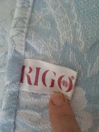 Copriletto bianco e blu con motivo floreale