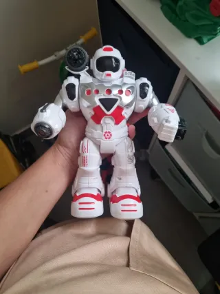 Robot blanco y rojo