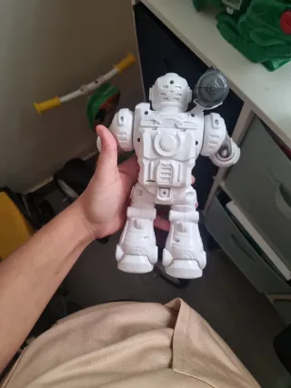 Robot blanco y rojo