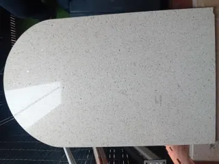 Encimera de cuarzo con pata de acero