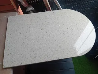 Encimera de cuarzo con pata de acero