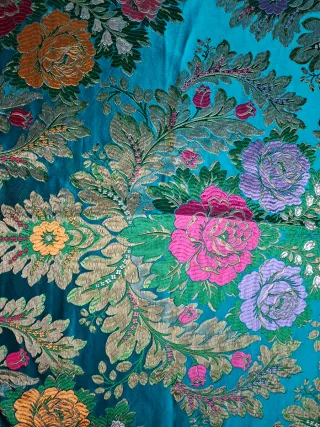 Tela bordada seda y oro 69x65cm